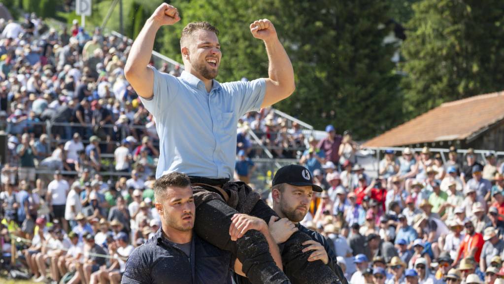 Adrian Walther (geschultert) gewann am 21. Juni den Schwarzsee-Schwinget - muss aber auf das Bergfest auf der Rigi verzichten