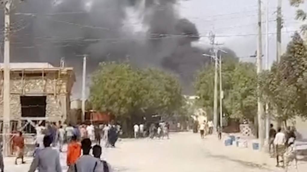 SCREENSHOT - In Somalia sind bei einem Selbstmordanschlag mit einer Lastwagenbombe mehrere Menschen getötet worden. Foto: -/AP/dpa