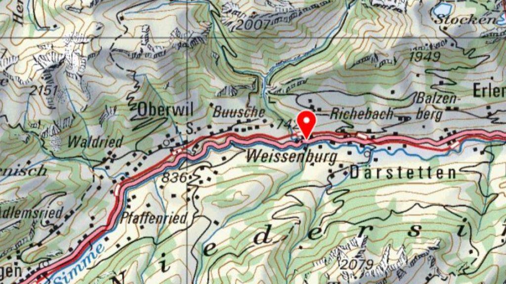 Bei Weissenburg im Simmental ist am Montag ein Auto von einem Baum getroffen worden.