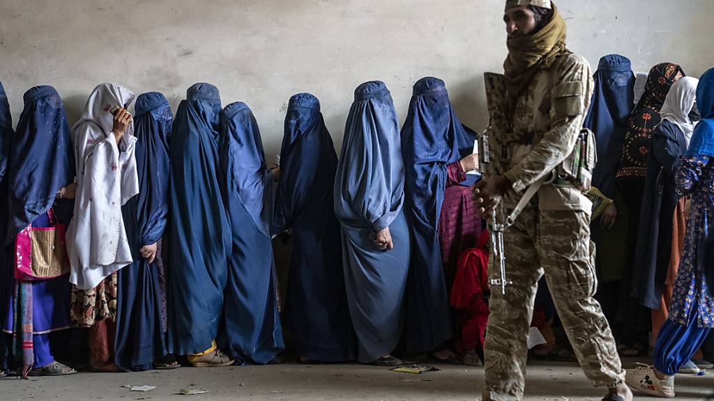 ARCHIV - In Afghanistan hat sich der Zugang zur Gesundheitsversorgung für Frauen dramatisch verschlechtert. Das meldet die Organisation Human Rights Watch in einem Bericht. Grund dafür seien fehlende Hilfsgelder sowie die Einschränkung von Frauenrechten durch die herrschenden Taliban. Foto: Ebrahim Noroozi/AP