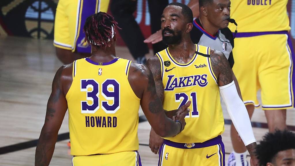 Dwight Howard klatscht mit JR Smith auf den Ausgleich der Lakers gegen Portland ab