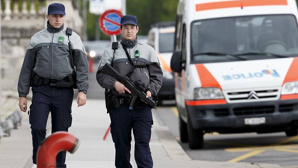 Polizisten geniessen bei den Schweizerinnen und Schweizern wieder mehr Vertrauen. (Archivbild)