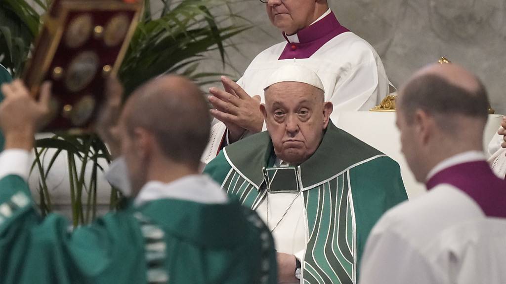 dpatopbilder - Papst Franziskus leitet eine Messe zum Abschluss der zweiten Sitzung der 16. Generalversammlung der Bischofssynode im Petersdom im Vatikan. Foto: Gregorio Borgia/AP/dpa