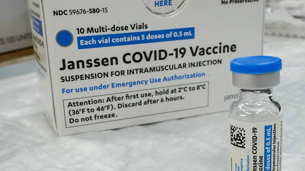 ARCHIV - Eine Ampulle und eine Verpackung des Corona-Impfstoffs von Johnson  Johnson. Foto: Mary Altaffer/AP/dpa