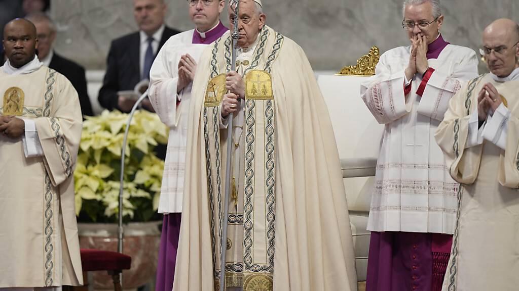 Papst Franziskus leitet am Neujahrstag eine feierliche Messe im Petersdom anlässlich des Weltfriedenstages. Foto: Andrew Medichini/AP