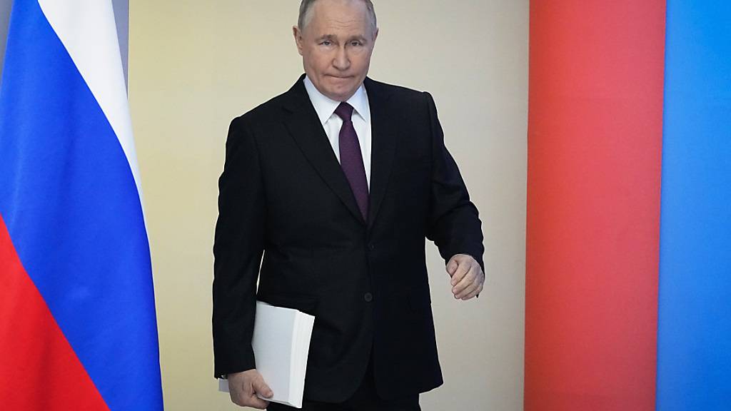 ARCHIV - Wladimir Putin, Präsident von Russland, vor seiner Rede zur Lage der Nation in Moskau. Foto: Alexander Zemlianichenko/AP/dpa