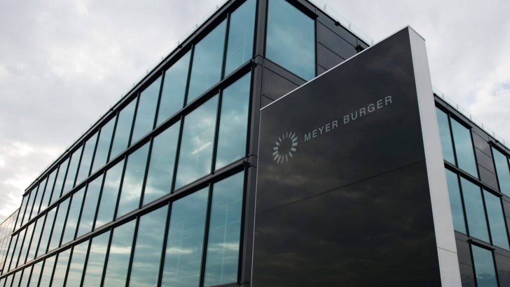 Die Aktien der finanziell angeschlagenen Thuner Solarfirma Meyer Burger werden wohl bald nicht mehr an der Schweizer Börse gehandelt. Das Regulatory Board der SIX Group hat die Dekotierung der Titel beantragt.(Archivbild)