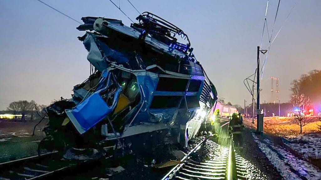 HANDOUT - Ein Intercity-Zug war an einem Bahnübergang mit einem Lastwagen zusammengestoßen. Foto: Polizei/CTK/dpa - ACHTUNG: Nur zur redaktionellen Verwendung und nur mit vollständiger Nennung des vorstehenden Credits