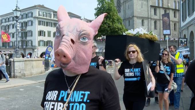 Tierschützer demonstrieren mit Sarg in Zürich