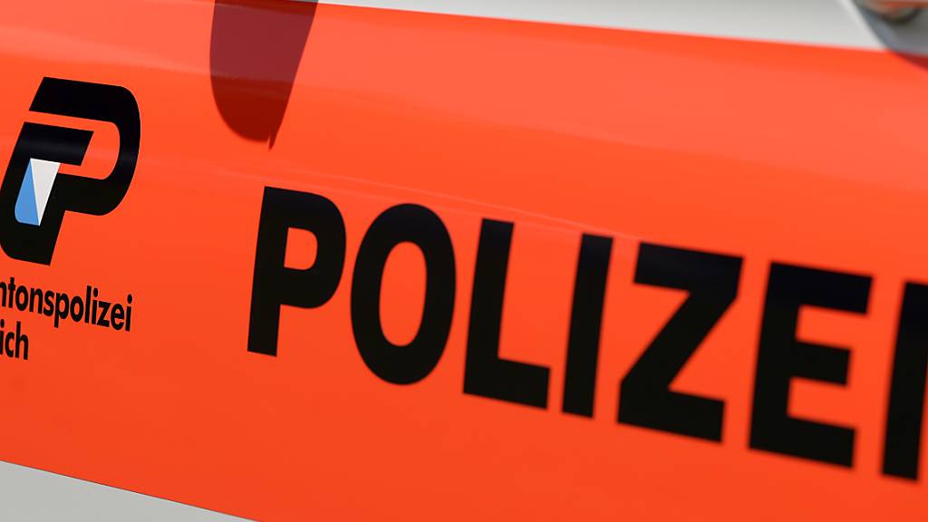 Die Kantonspolizei Zürich sucht zwei Männer, die einem wartenden Autofahrer eine wertvolle Armbanduhr geraubt haben. (Symbolbild)