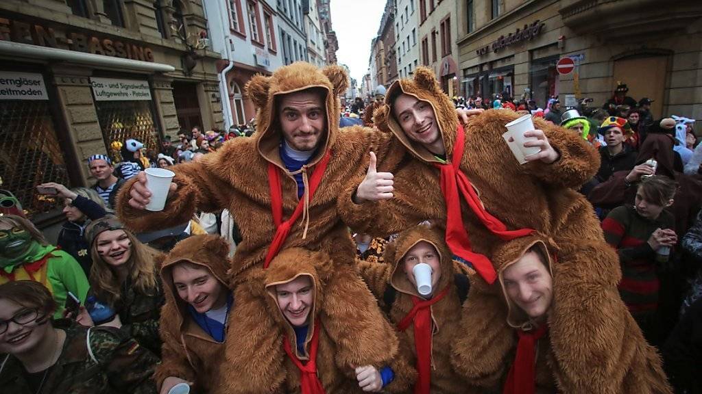 Einige Karnevalanhänger trotzten Wind und Wetter und liessen sich das Feiern nicht nehmen, so wie hier in Mainz.
