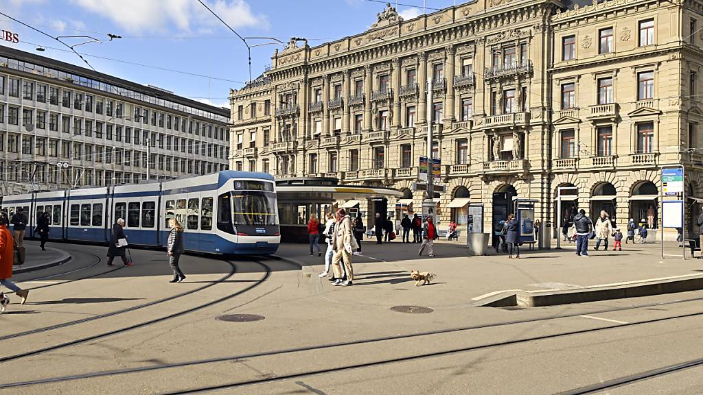 Die Schweiz bleibt das beliebteste Land für die Verwaltung von Vermögen internationaler Privatkunden. Der Vorsprung vor Grossbritannien und den USA ist laut einer Studie aber nur noch sehr knapp. (Im Bild der Zürcher Paradeplatz)