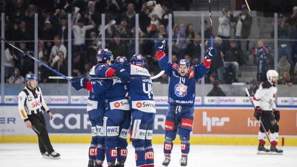 Die ZSC Lions jubeln über den ersten Sieg in der Finalserie gegen Lausanne