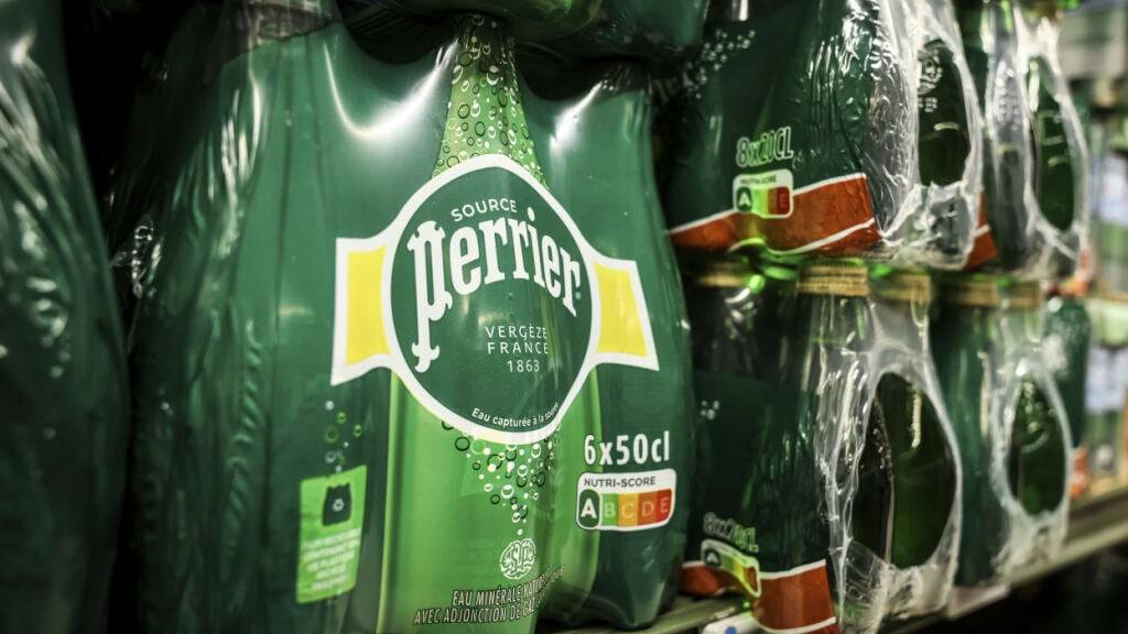 Perrier, Contrex und Hépar können laut einer staatlichen französischen Analyse aufgrund ihrer Mikrofiltration nicht mehr als «natürliche Mineralwässer» gelten. Darüber informiert Nestlé nun. (Archivbild)