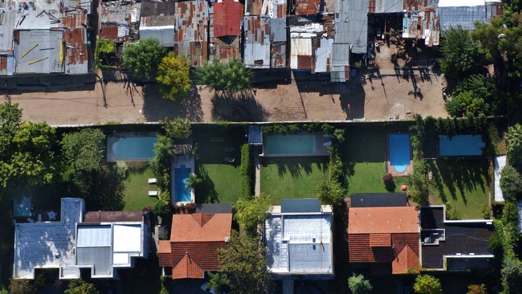 Blick auf das Armenviertel La Caval sowie eine noble Vorstadtsiedlung in unmittelbarer Nachbarschaft in einem Vorort der argentinischen Metropole Buenos Aires. (Archivbild)
