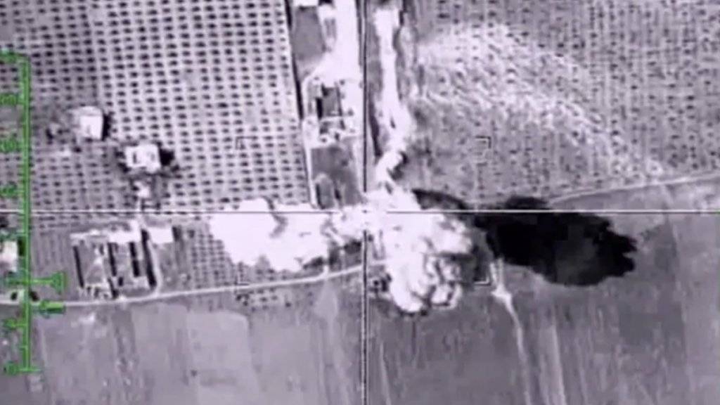 Aufnahmen eines russischen Luftangriffs in Syrien.  (Archiv )Die russischen und amerikanischen Armeeführungen in Syrien haben ihre Kontakte miteinander verbessert und telefonieren regelmässig.