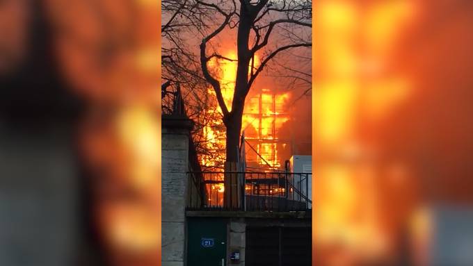 Haus brennt lichterloh: Grossbrand neben Residenz des deutschen Botschafters