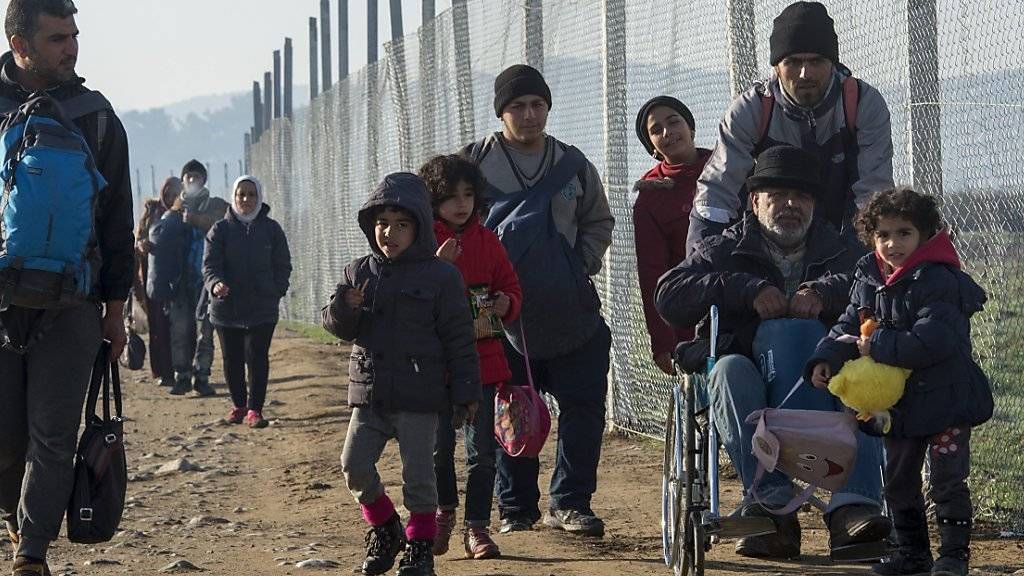 Die EU-Kommission will Griechenland mit einem Millionenbetrag helfen, um die Tausenden Flüchtlinge zu versorgen, die im Land gestrandet sind - wie etwa hier an der Grenze zu Mazedonien.