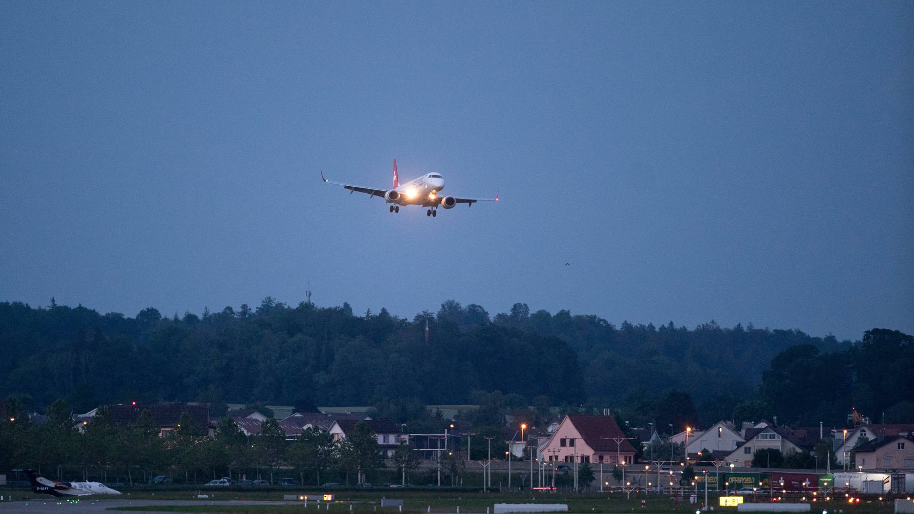 Am Flughafen Zürich-Kloten gilt ein nächtliches Flugverbot zwischen 23.30 und 6.00 Uhr.