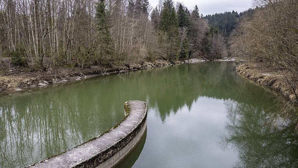 Der Bezirk Schwyz will die Hochwasserschutzbauten am Oberlauf der Sihl bei Studen instand stellen. Auf dem Bild zu sehen ein Wehr am Fluss Sihl. (Symbolbild)