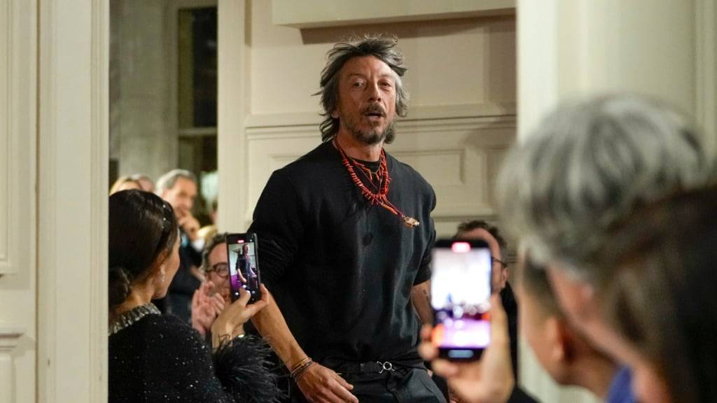 ARCHIV - Designer Pierpaolo Piccioli. Foto: Thibault Camus/AP/dpa/Archivbild