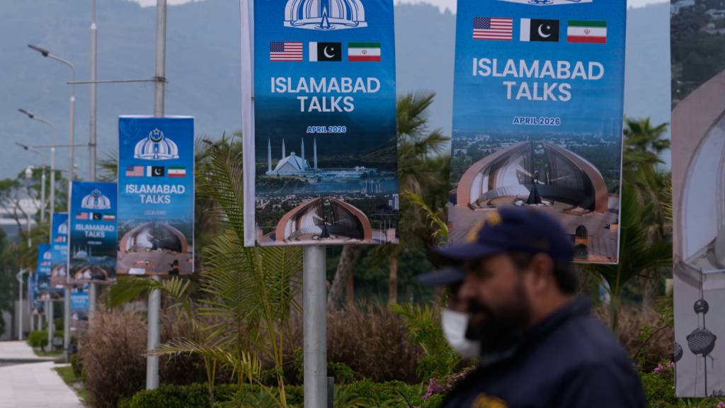 ARCHIV - Sicherheitspersonal neben Schildern zu den vorangegangenen Verhandlungen zwischen den USA und dem Iran in Islamabad. Foto: Anjum Naveed/AP/dpa/Archivbil