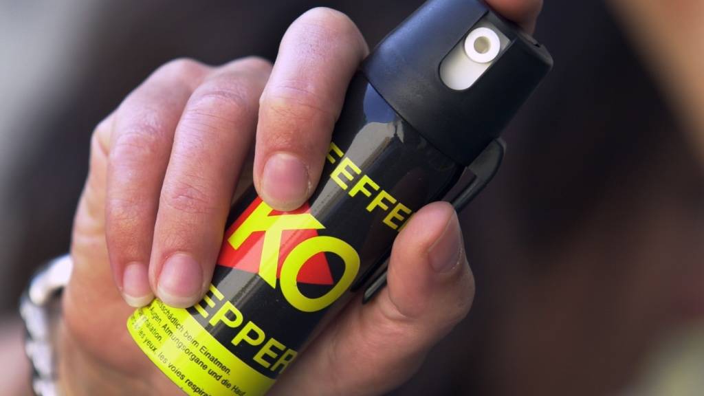 Eine Ladendiebin setzte in einem Kleidergeschäft in Wil SG einen Pfefferspray gegen eine Verkäuferin ein. (Symbolbild)