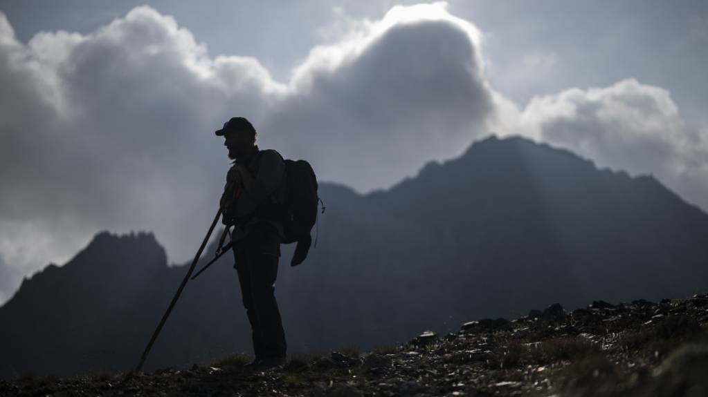 Die Schwyzer Regierung sieht die Wolfsregulierung mit ortskundigen Jägern positiv. (Symbolbild)