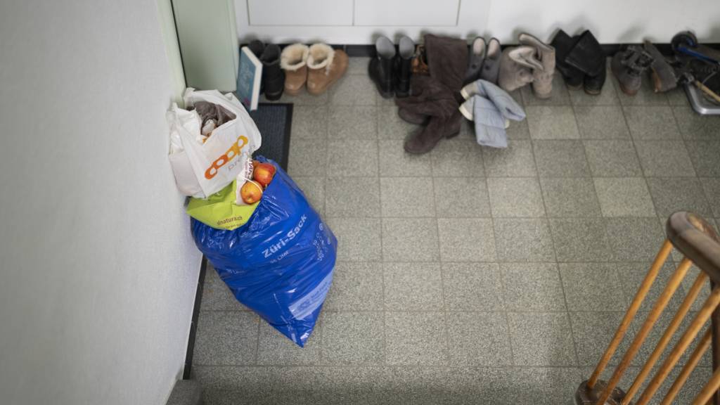 Laut einer Abfall-Analyse der Stadt Zürich landen zu viel vermeidbare Lebensmittelabfälle in den Züri-Säcken. (Archivbild)