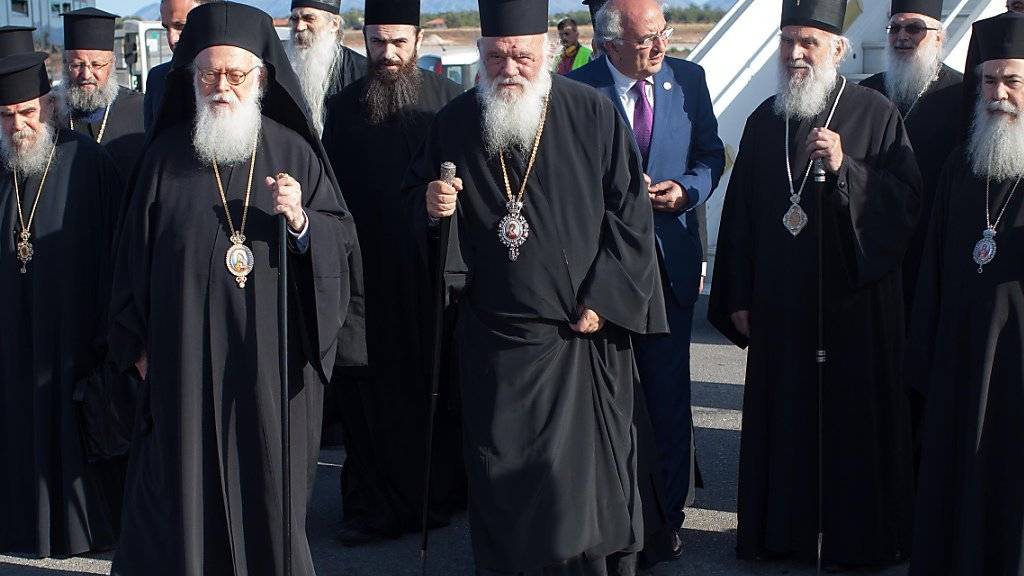 Orthodoxe Kleriker bei ihrer Ankunft in Kreta.