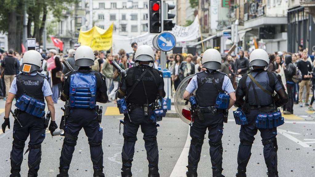 Die Polizei hindert den Umzug der Demonstranten in Zürich. Sie fordern mehr Solidarität mit den Flüchtlingen.