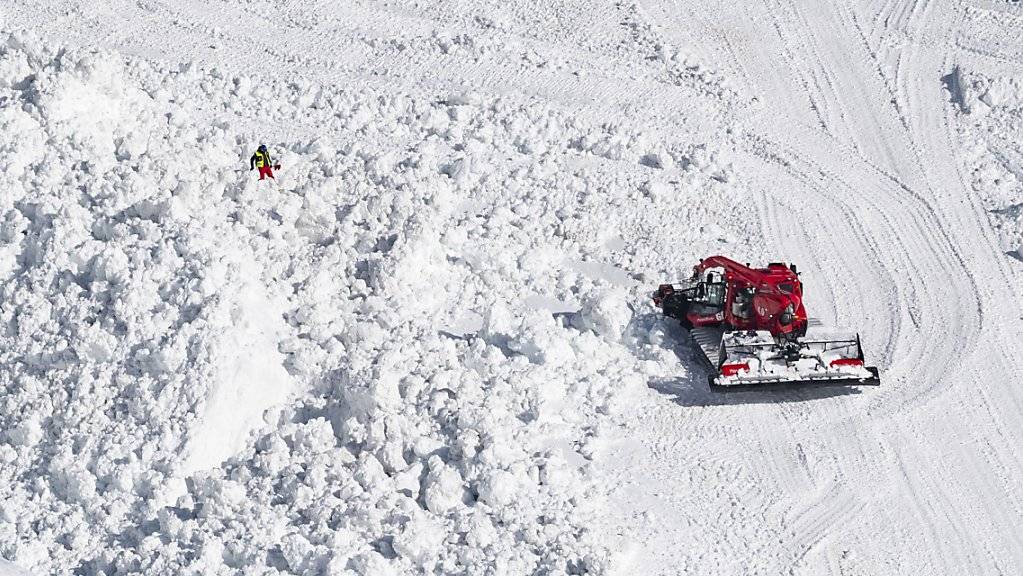 Gibt es einen wirtschaftlichen Druck, Pisten für Touristen zu öffnen? Nein, sagt der Chef der Walliser Bergbahnen. Im Bild der Kegel der Lawine, die am Dienstag in Crans-Montana niederging.