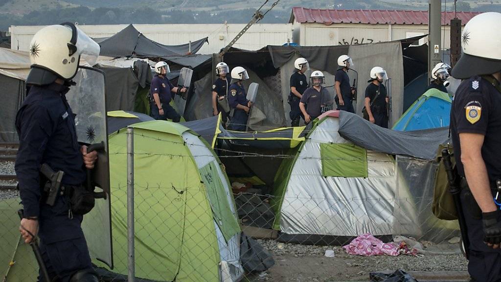 Polizisten im Flüchtlingslager in Idomeni.