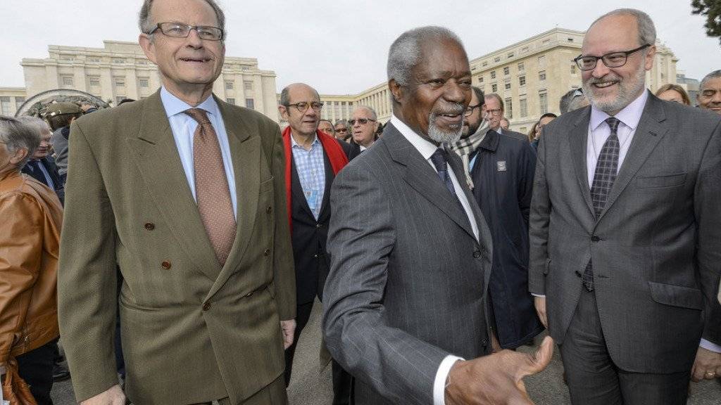 Prominenter Gast: Kofi Annan (Mitte), ehemaliger UNO-Generalsekretär, flankiert vom Leiter des Genfer UNO-Sitzes Michael Moller (l.) und von Alexandre Fasel (r.), dem Schweizer UNO-Botschafter in Genf.