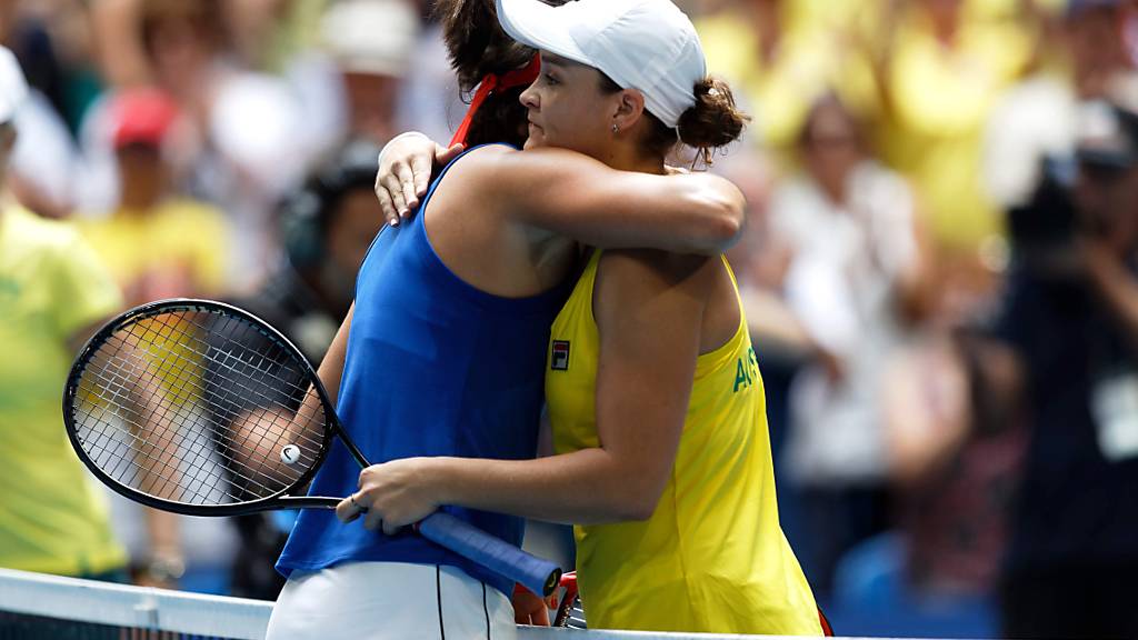 Die Französin Caroline Garcia (links) gratuliert der australischen Weltnummer 1 Ashleigh Barty zum 6:0, 6:0-Sieg im zweiten Einzel des Fed-Cup-Finals