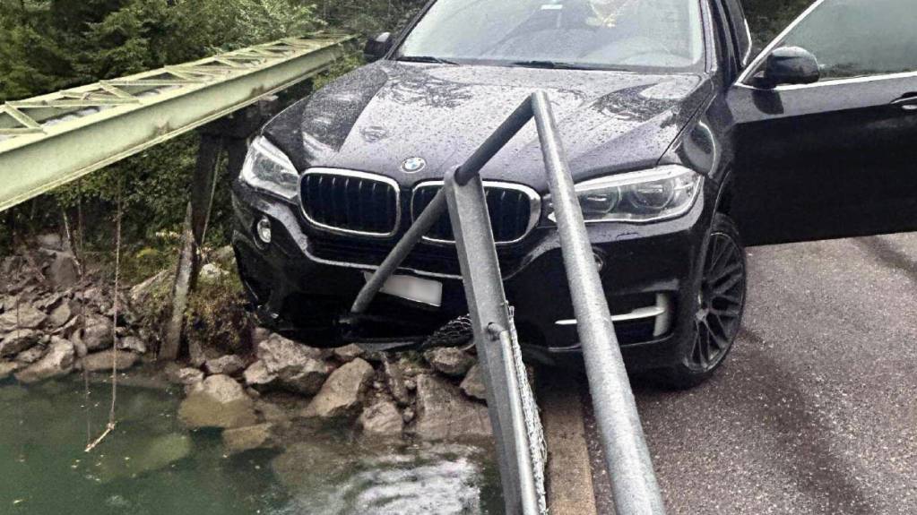Auf einer Brücke über die Saane ist am Dienstagabend ein Auto bei einem Verkehrsunfall hängen geblieben.