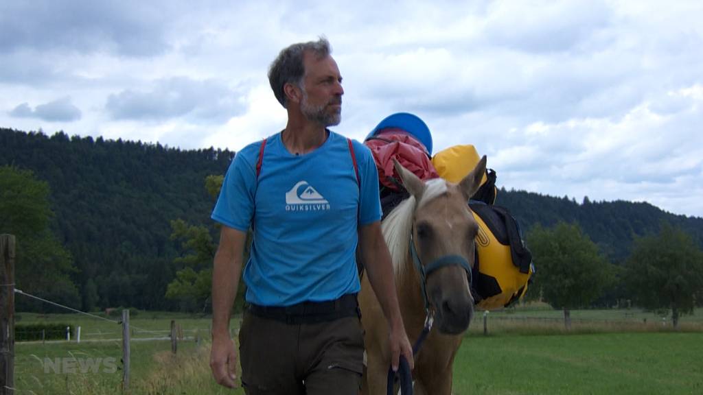 Thomas Hasler wagt ein spezielles Experiment: Er wandert mit dem Pferd quer durch die Schweiz