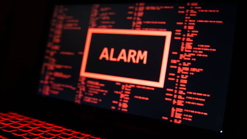 In der Schweiz sollen Firmen und Betreiber kritischer Infrastrukturen künftig Cyberattacken einer zentralen Stelle melden müssen. (Symbolbild)