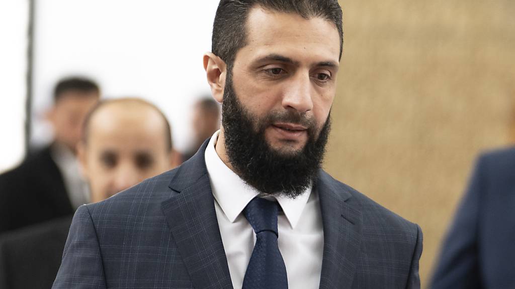 Ahmad al-Scharaa, auch bekannt als Abu Mohammed al-Dschulani, Haiat Tahrir al-Scham (HTS)-Anführer, geht vor seinem Treffen mit dem libyscher Staatsminister für Kommunikation und politische Angelegenheiten, Ellafi, im Präsidentenpalast. Foto: Mosa'ab Elshamy/AP/dpa