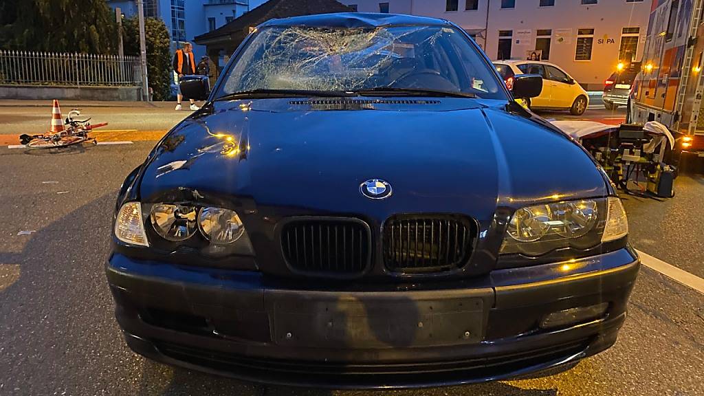 Der Rennradfahrer prallte gegen die Frontscheibe.