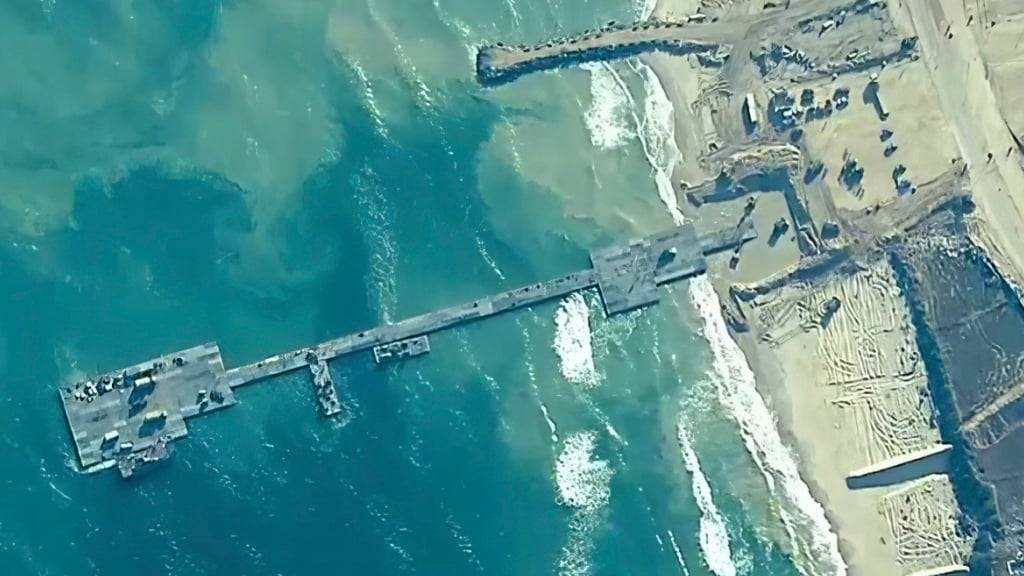 HANDOUT - Am Donnerstag hat das US-Militär den schwimmenden Pier an der Küste verankert. Foto: Uncredited/U.S. Central Command/AP/dpa - ACHTUNG: Nur zur redaktionellen Verwendung und nur mit vollständiger Nennung des vorstehenden Credits