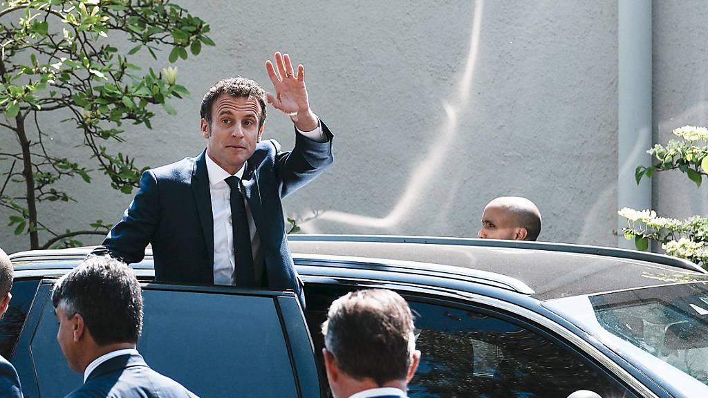 Emmanuel Macron, Präsident von Frankreich, winkt aus seinem Auto, nachdem er seine Stimme abgegeben hat. Foto: Thibault Camus/AP/dpa