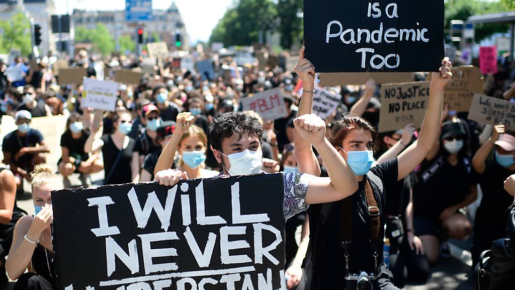 Viele Tausend junge Menschen demonstrierten in Zürich gegen Rassismus und Polizeigewalt.
