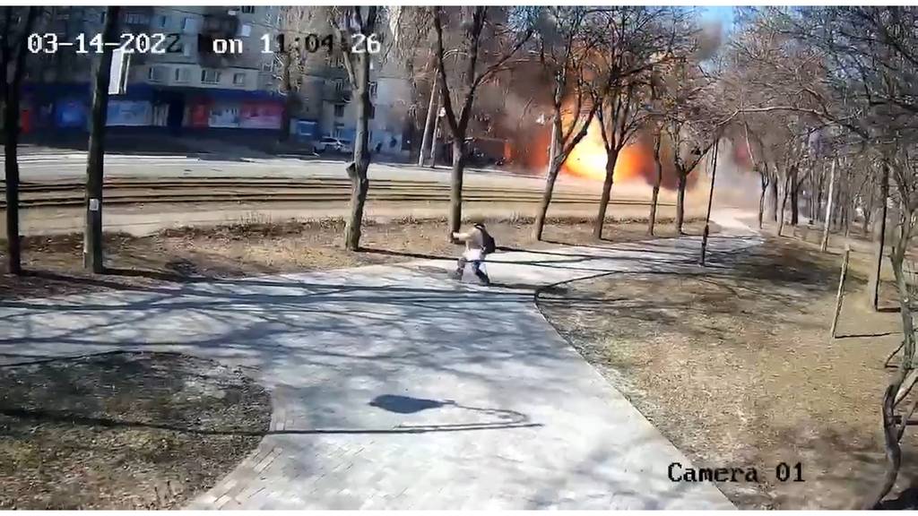 Explosion in Kiew: Hier stürzt eine Rakete mitten auf die Strasse