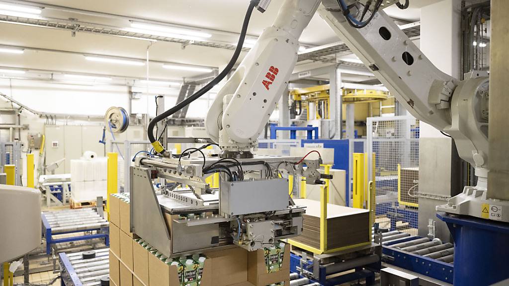 Ein ABB-Roboter stapelt in einer Molkerei Haferdrink-Kartons. (Archivbild)