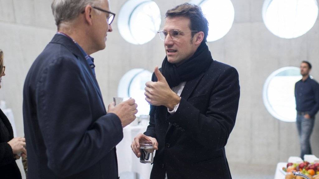 Im Neubau des Landesmuseums spricht Architekt Emanuel Christ (r) mit Direktor Andreas Spillmann. Die zahlreichen runden Fenster öffnen den Blick auf die Umgebung.