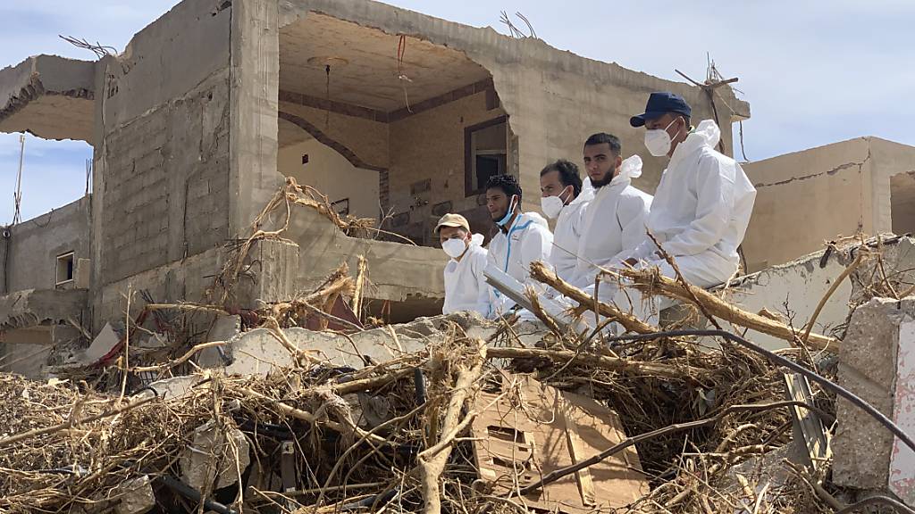dpatopbilder - Rettungsteams suchen in Darna nach Opfern. Foto: Yousef Murad/AP/dpa