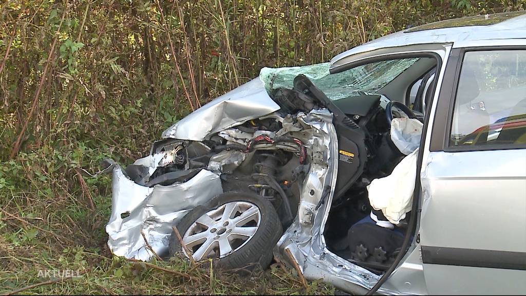 Schwerer Unfall in Schnottwil: Ein LKW kollidiert mit einem Personenwagen
