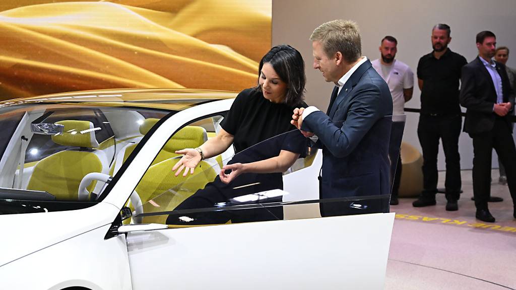 BMW-Chef Oliver Zipse zeigt der deutschen Aussenministerin Annalena Baerbock bei Internationalen Automobil-Ausstellung IAA ein Elektroauto der Studie «Neue Klasse». Zipse fordert die Ablehnung von Strafzöllen auf E-Autos aus China.