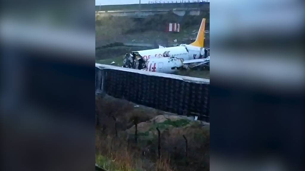 Istanbul: Flugzeug zerbricht bei Bruchlandung